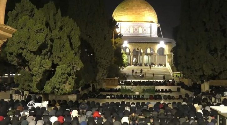 ٥٠ ألفا يؤدون صلاتي العشاء والتراويح في المسجد الأقصى