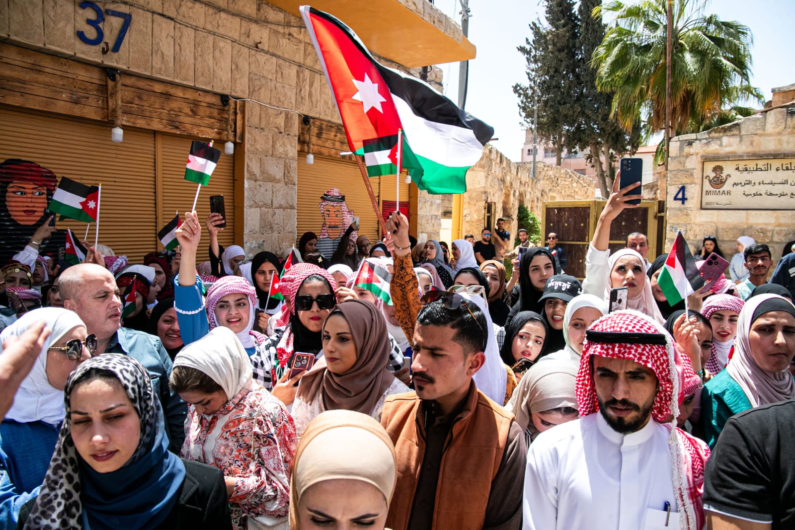 جلالة الملك والملكة يَزوران مركز زوار مأدبا في إطار الزيارات بمناسبة اليوبيل الفضي