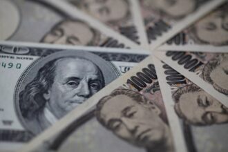 وزير المالية الياباني يحذر من تراجع حاد للين مقابل الدولار