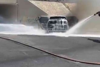 احتراق مركبة كهربائية بالكامل على طريق المطار