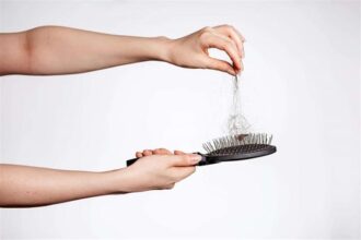 هل تنزعج من تساقط الشعر في الصيف؟