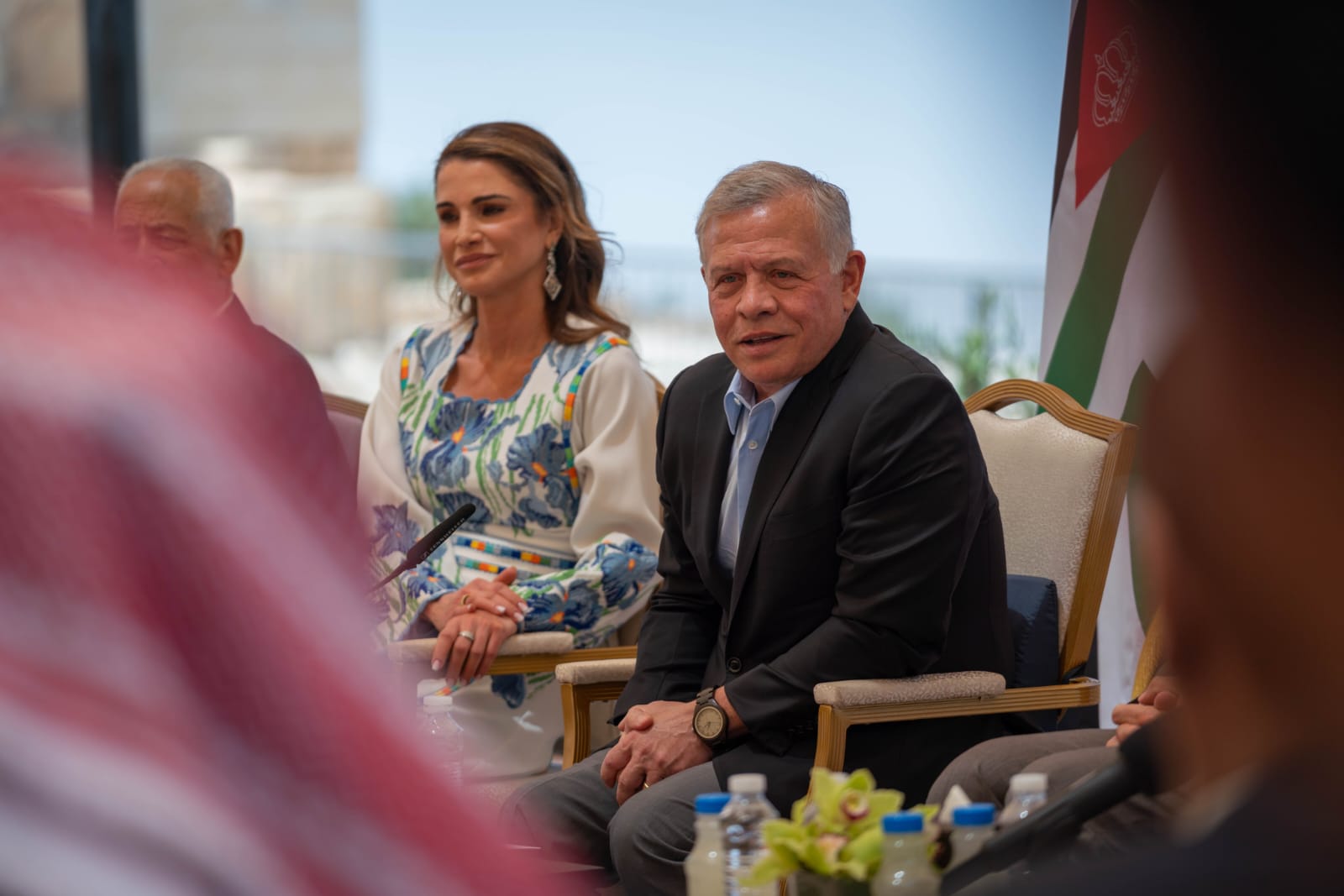 جلالة الملك والملكة يَزوران مركز زوار مأدبا في إطار الزيارات بمناسبة اليوبيل الفضي