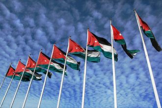 الحُكومة تَدعو الأردنيين إلى المُشاركة برفعِ العلم