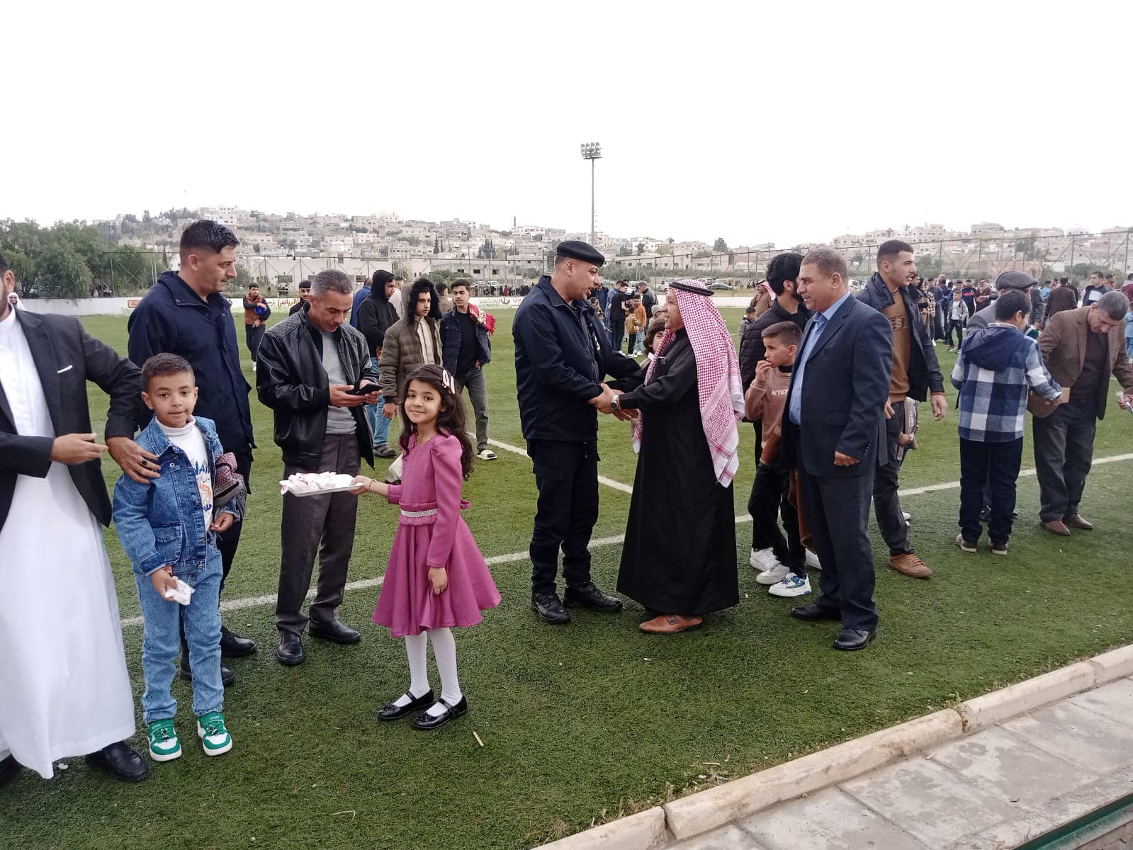 نَشامى الأمن العَام يُشاركون بهجة العيد في ميادين الوطن بين صفوف المواطنين