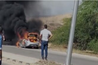 اندلاع حريق يُلتهم سيارة على طريق البحر الميت(فيديو)