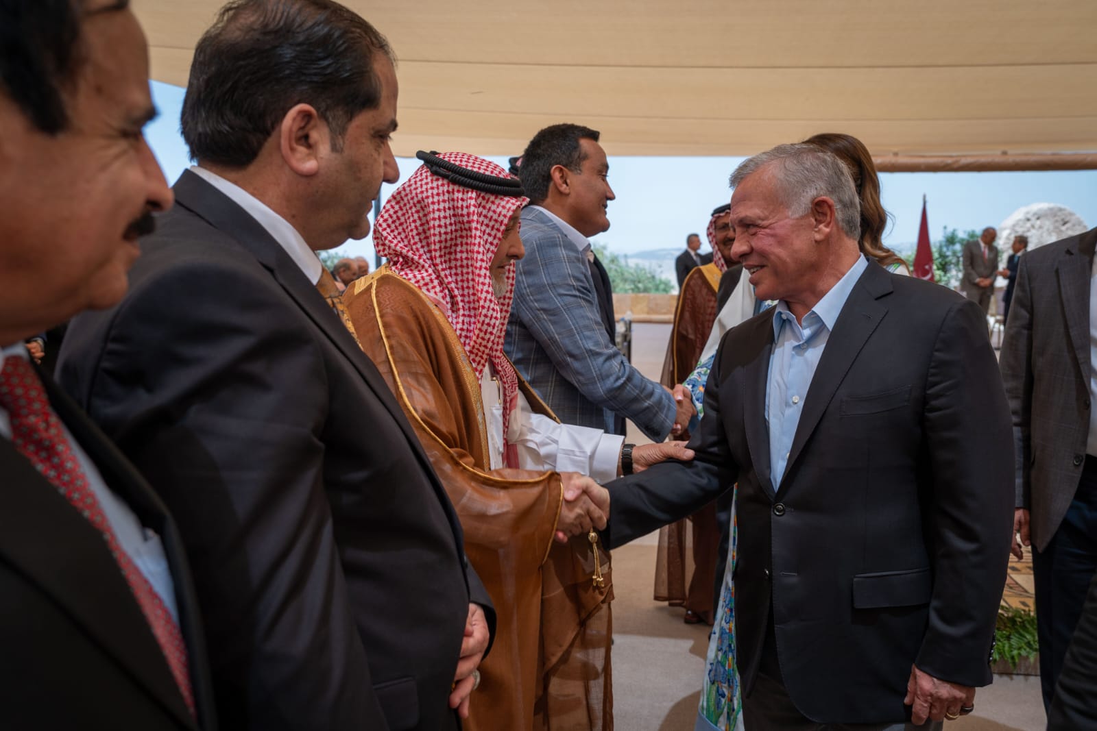 جلالة الملك والملكة يَزوران مركز زوار مأدبا في إطار الزيارات بمناسبة اليوبيل الفضي
