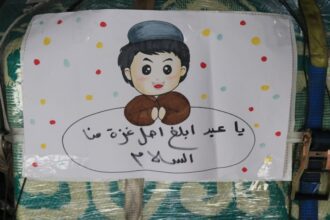 مشاركة أطفال أردنيون رسوم معايدة مع أطفال غزة