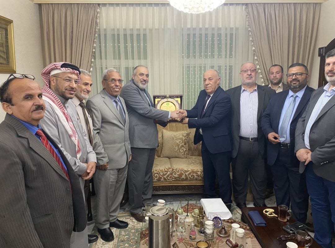 وفد قياديّ مِن الإخوان المسلمين يَزور اللواء الدويري لتكريمه