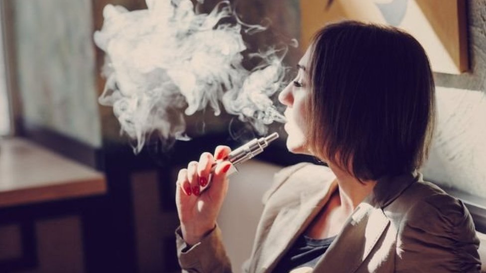 "تأثيرات تدخين السجائر الإلكترونية على الجسم: ماذا يجب أن تعرف؟"