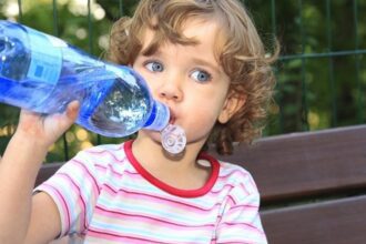 اكتشف طرق ذكية لتشجيع طفلك على شرب الماء