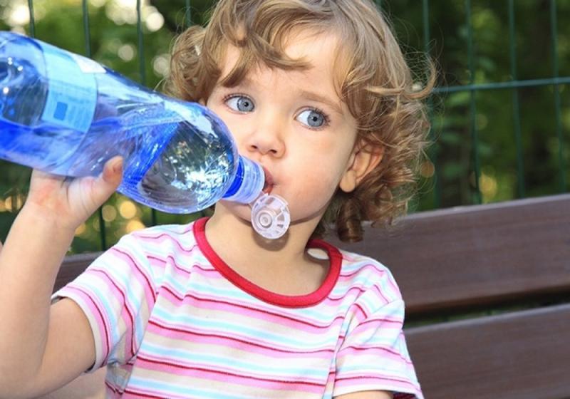 اكتشف طرق ذكية لتشجيع طفلك على شرب الماء