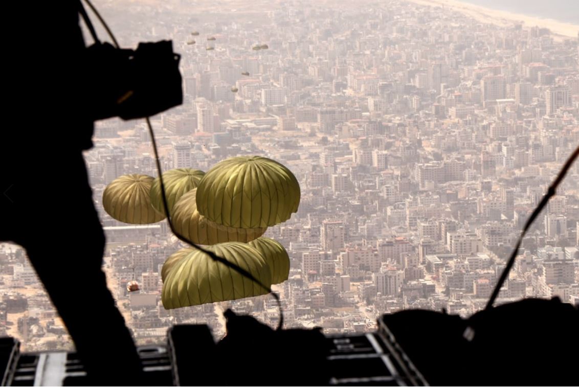 القوات المُسلحة الأردنيّة تُنفذ 8 إنزالات جويّة عَلى شمال غزة بمشاركة دوليّة