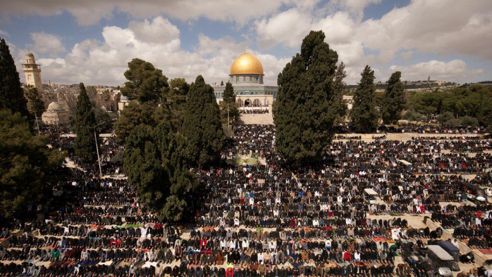 في ظل تطلعات نحو التهدئة، يصلي الآلاف صلاة العيد في المسجد الأقصى.