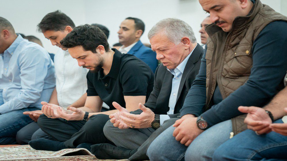 صاحب الجلالة الملك وولي عهده يؤدّيان صلاة عيد الفطر في مسجد الحرس الملكي في مدينة العقبة