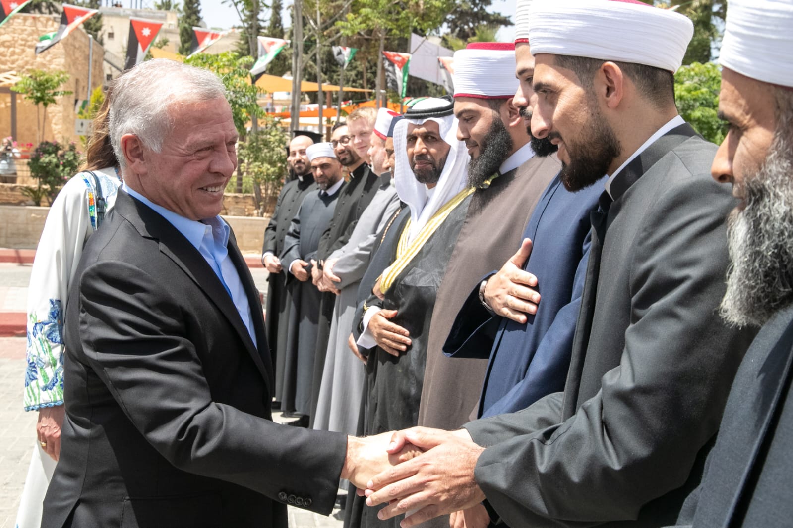 جلالة الملك والملكة يَزوران مركز زوار مأدبا في إطار الزيارات بمناسبة اليوبيل الفضي