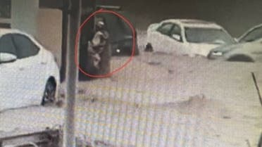 مشهد لأب عانق ابنته وسط سيول سلطنه عمان(فيديو)