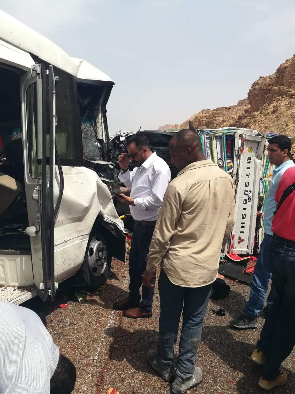 إصابة 17 شخصًا بحَادث تصادم بين "باص كوستر” ومَركبة فِي منطقة الموجب(فيديو)