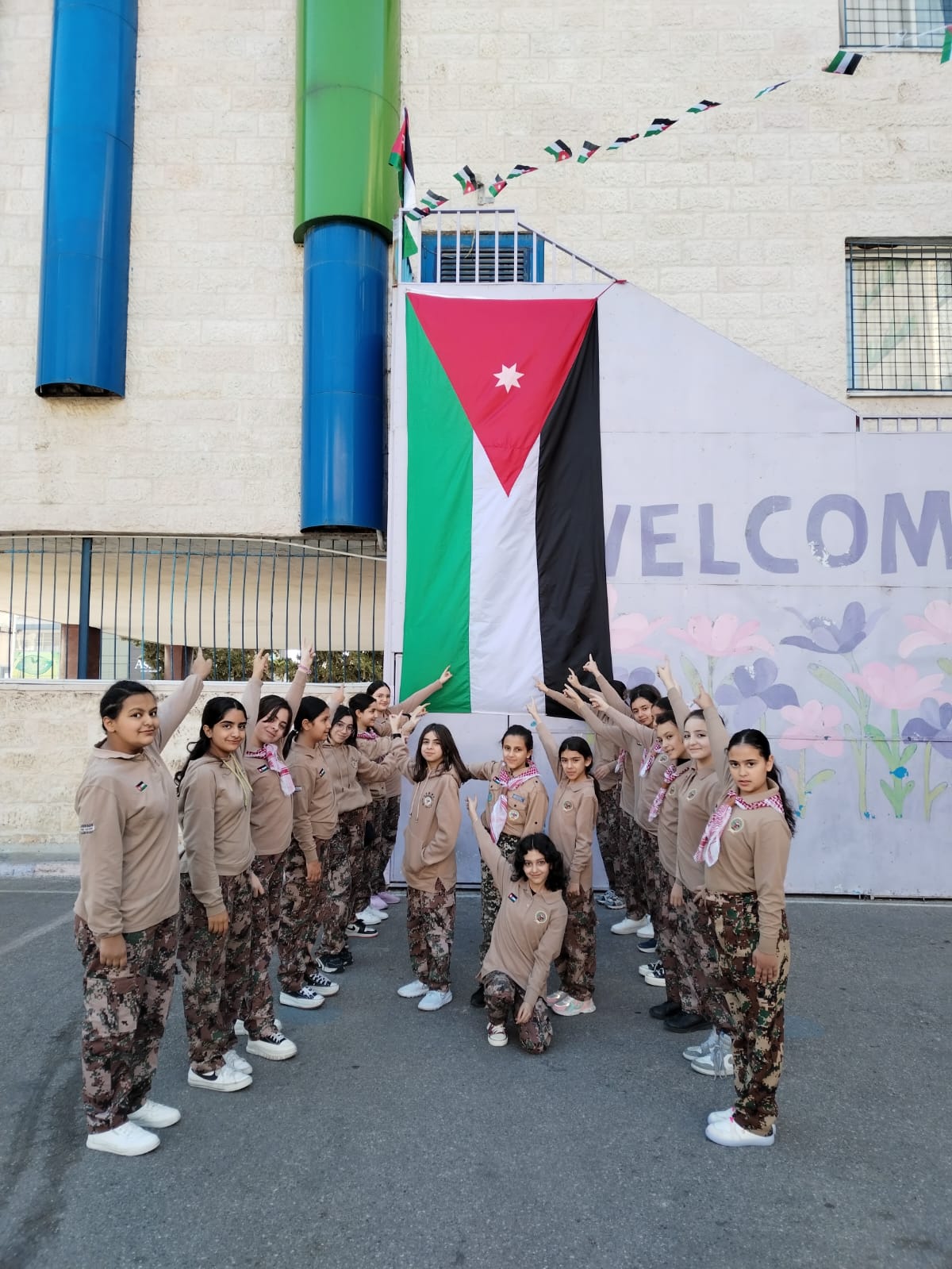 مدارس النظم الحديثة تحتفل بيوم العلم