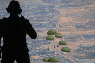 تنفذ القوات المسلحة الأردنية إنزالًا جويًا ضخمًا على قطاع غزة في أول أيام عيد الفطر