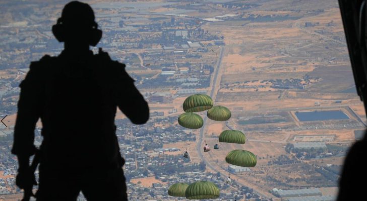 تنفذ القوات المسلحة الأردنية إنزالًا جويًا ضخمًا على قطاع غزة في أول أيام عيد الفطر