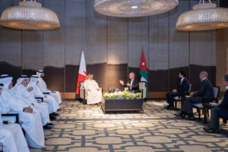 المَلك والعَاهل البحريني يؤكدان ضَرورة إدامة التنسيق العربيّ