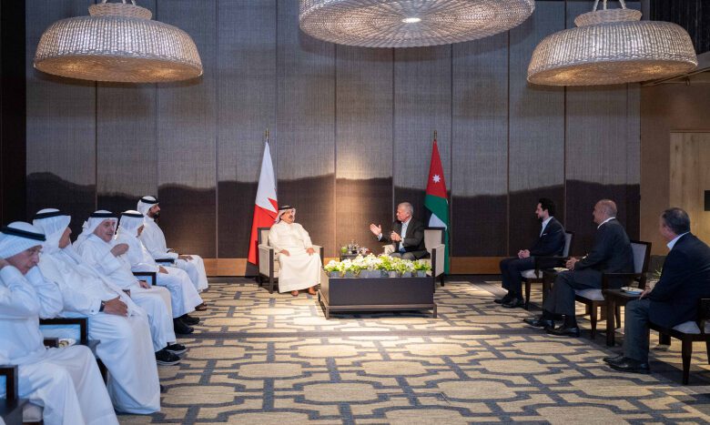 المَلك والعَاهل البحريني يؤكدان ضَرورة إدامة التنسيق العربيّ
