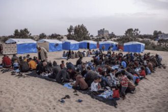 إسرائيل تشتري 40 ألف خيمة تمهيدا لإخلاء رفح