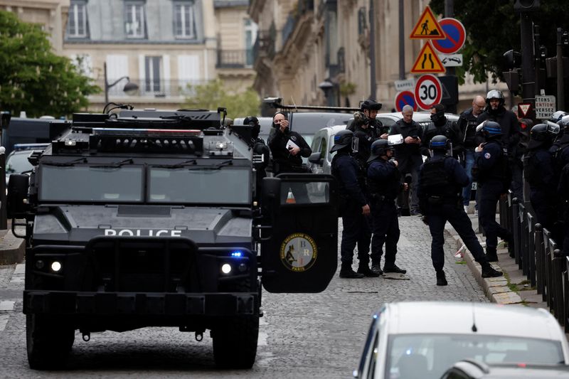 تعزيز الإجراءات الأمنية حول القنصلية الإيرانية في باريس بعد تهديد شخص بتفجير نفسه