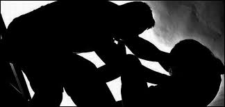 رجل يقتل زوجته خنقاً في منطقة الأزرق