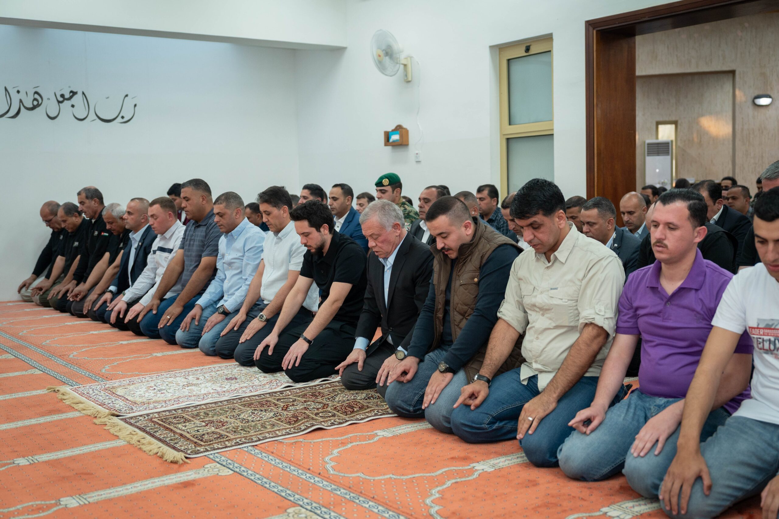 صاحب الجلالة الملك وولي عهده يؤدّيان صلاة عيد الفطر في مسجد الحرس الملكي في مدينة العقبة
