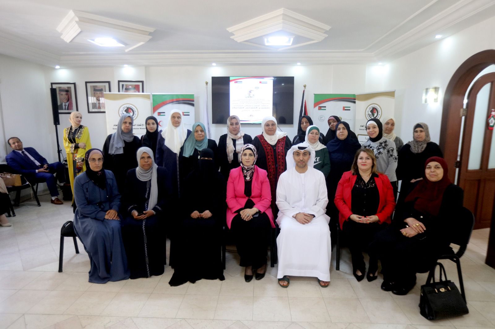 سفارة الإمارات تُشرف عَلى مبادرة توزيع قسائم شرائيّة المقدمة من مؤسسة صقر بن محمد القاسمي للأعمال الخيرية والإنسانيّة "بالتعاون مع الاتحاد النسائي الأردني العام"
