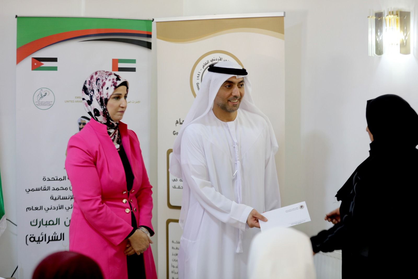 سفارة الإمارات تُشرف عَلى مبادرة توزيع قسائم شرائيّة المقدمة من مؤسسة صقر بن محمد القاسمي للأعمال الخيرية والإنسانيّة "بالتعاون مع الاتحاد النسائي الأردني العام"