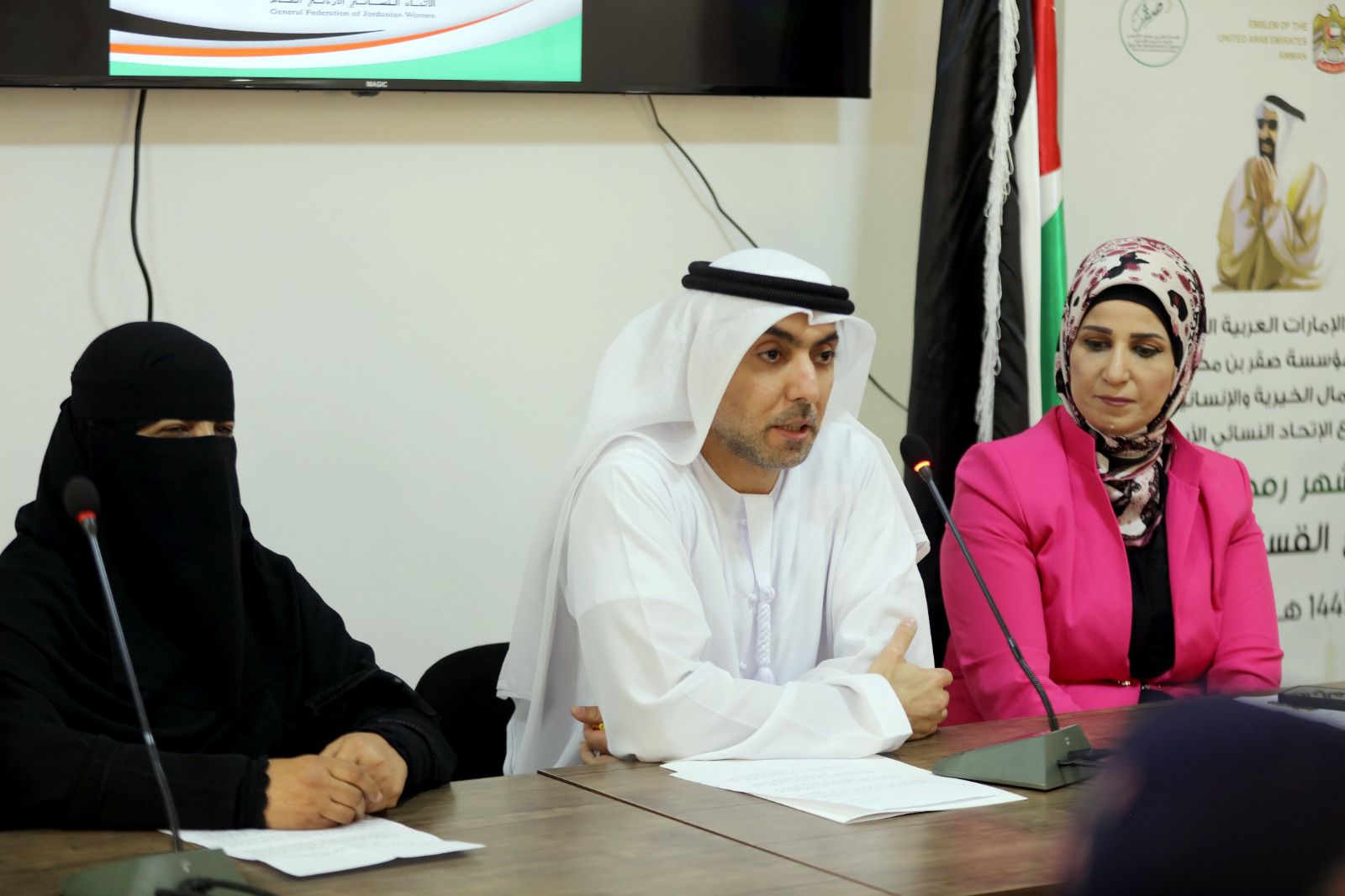 سفارة الإمارات تُشرف عَلى مبادرة توزيع قسائم شرائيّة المقدمة من مؤسسة صقر بن محمد القاسمي للأعمال الخيرية والإنسانيّة "بالتعاون مع الاتحاد النسائي الأردني العام"