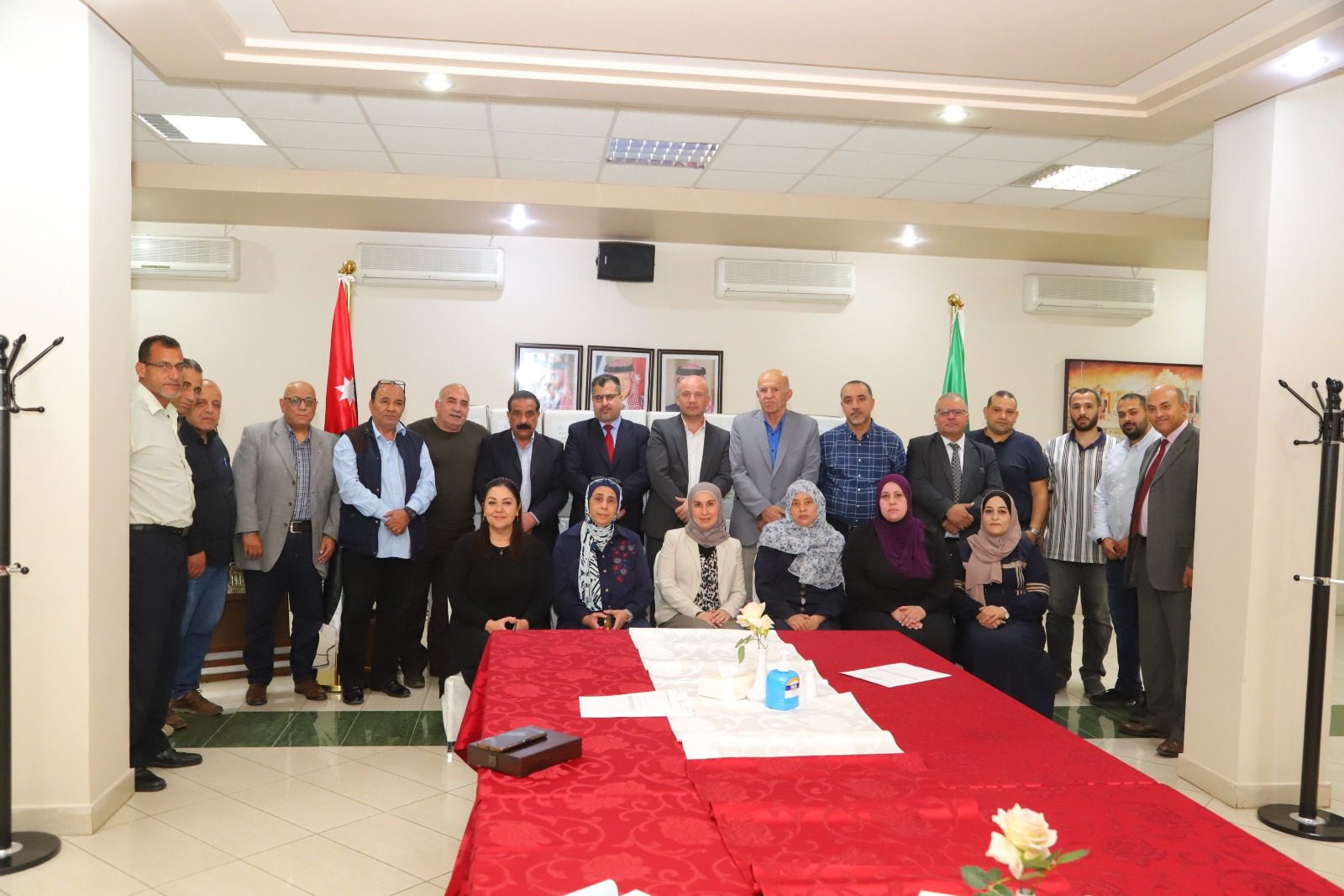 صورة حول : رئيس جامعة البترا يرعى الحملة الرمضانية لنادي موظفي جامعة البترا رئيس جامعة البترا يرعى الحملة الرمضانية لنادي موظفي جامعة البترا