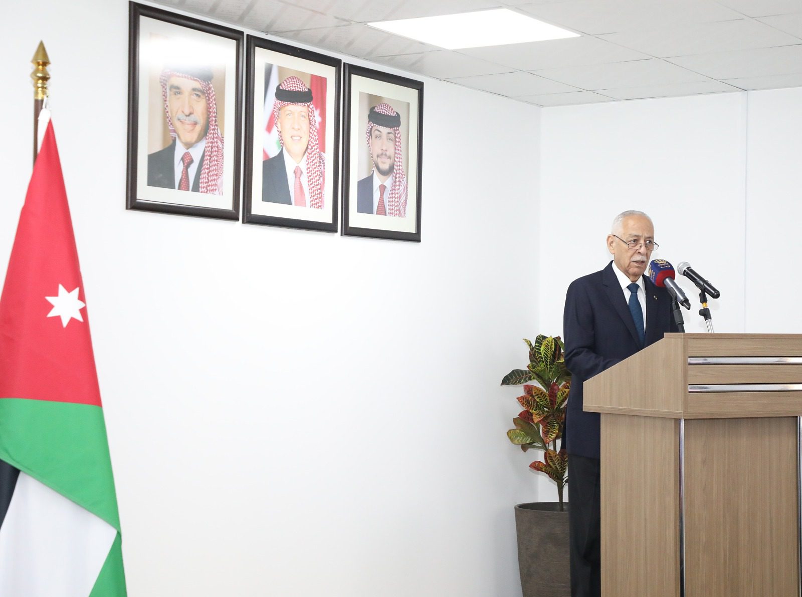 تسليم 30 إماما وواعظا المكرمة الملكية للمقبلين على الزواج