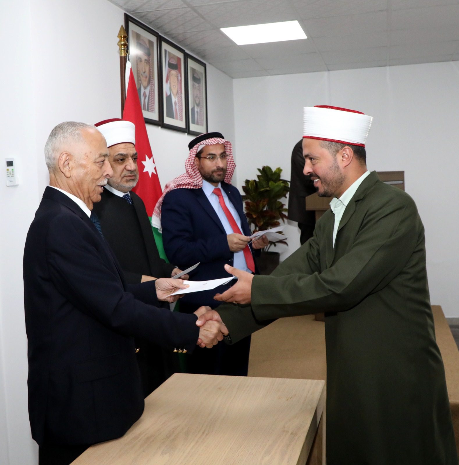 تسليم 30 إماما وواعظا المكرمة الملكية للمقبلين على الزواج