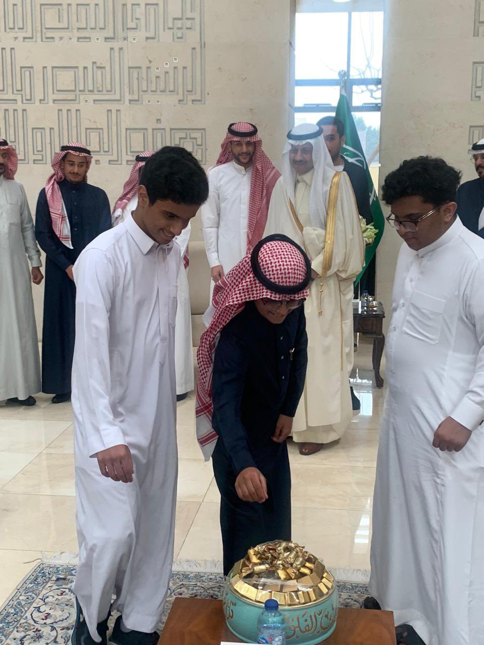 السديري يَستقبل طلبة ومواطنين سعوديين