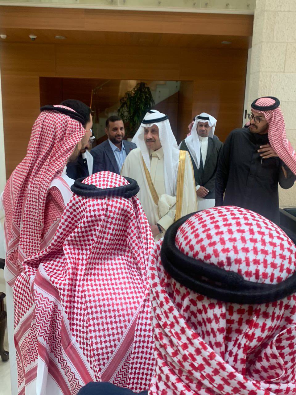 السديري يَستقبل طلبة ومواطنين سعوديين