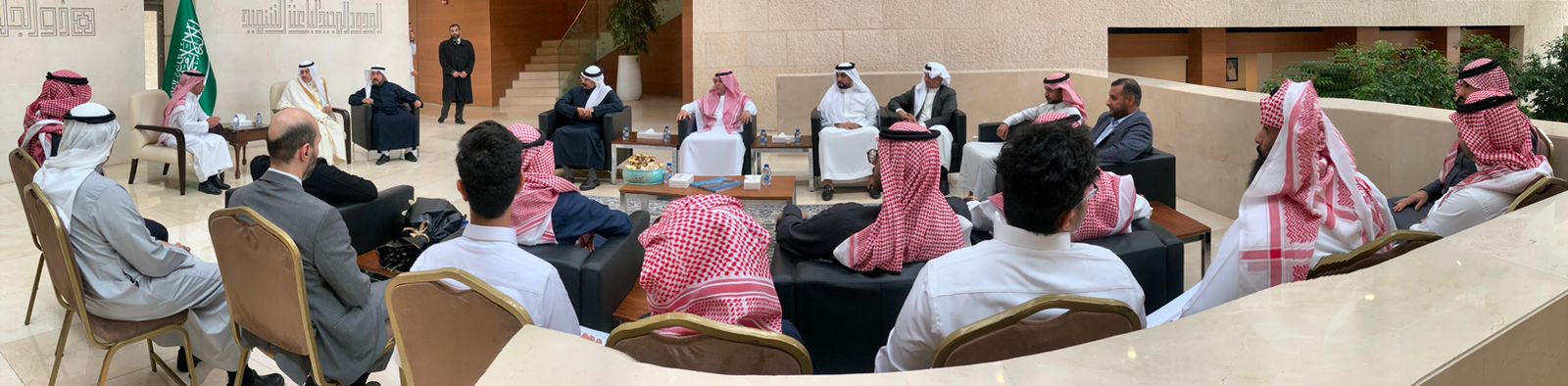 السديري يَستقبل طلبة ومواطنين سعوديين