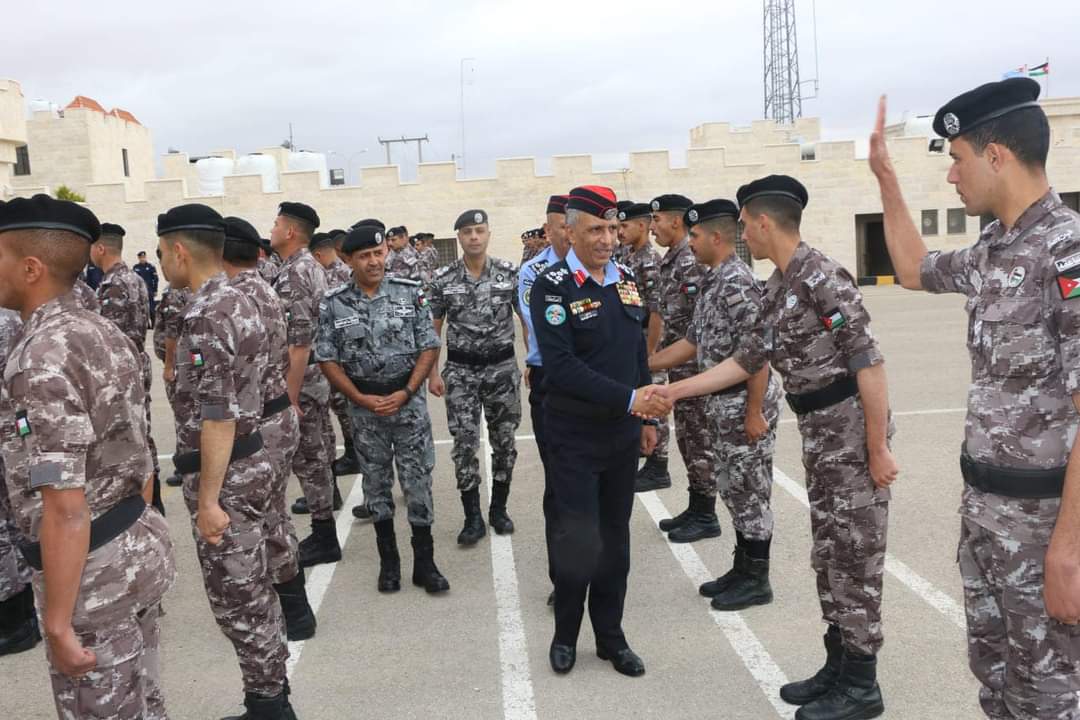 مساعدو مدير الامن العام وكبار القادة والمدراء في الميدان يشاركون مختلف الوحدات والتشكيلات اول ايام عيد الفطر