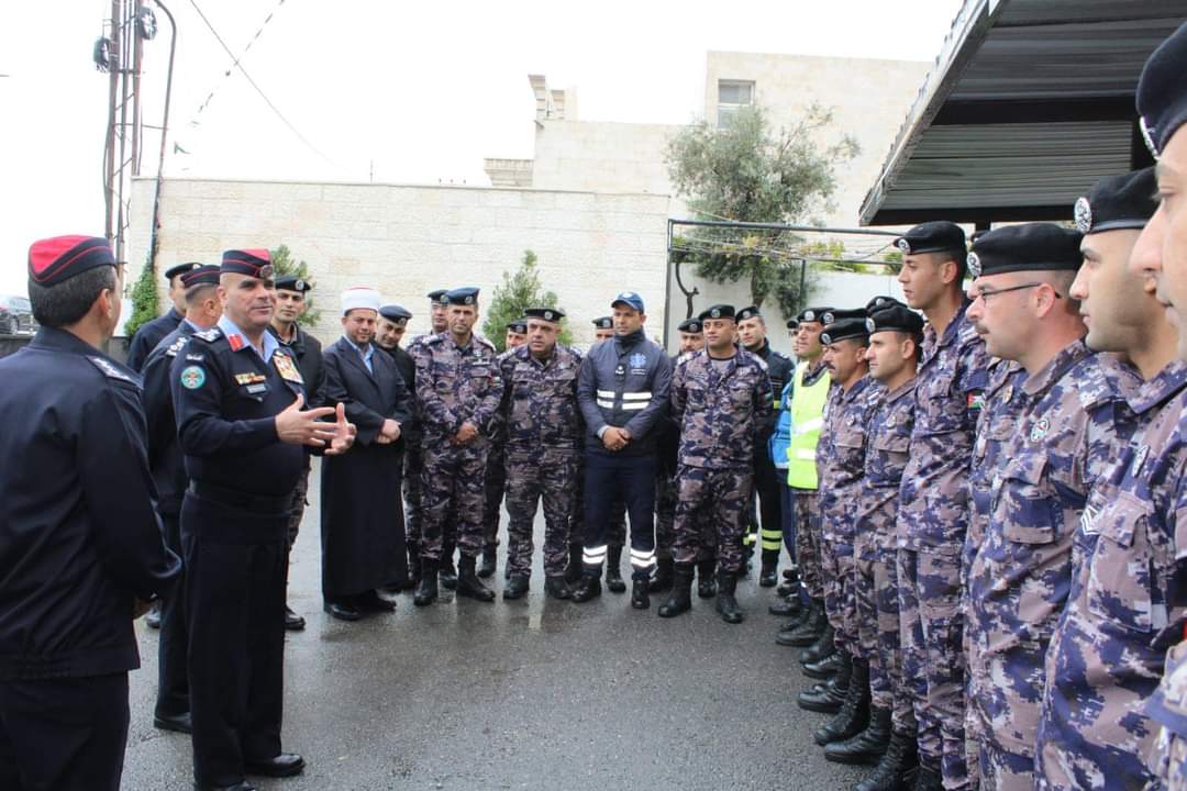 مساعدو مدير الامن العام وكبار القادة والمدراء في الميدان يشاركون مختلف الوحدات والتشكيلات اول ايام عيد الفطر