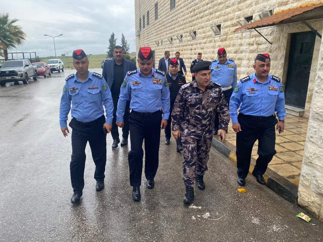 مساعدو مدير الامن العام وكبار القادة والمدراء في الميدان يشاركون مختلف الوحدات والتشكيلات اول ايام عيد الفطر