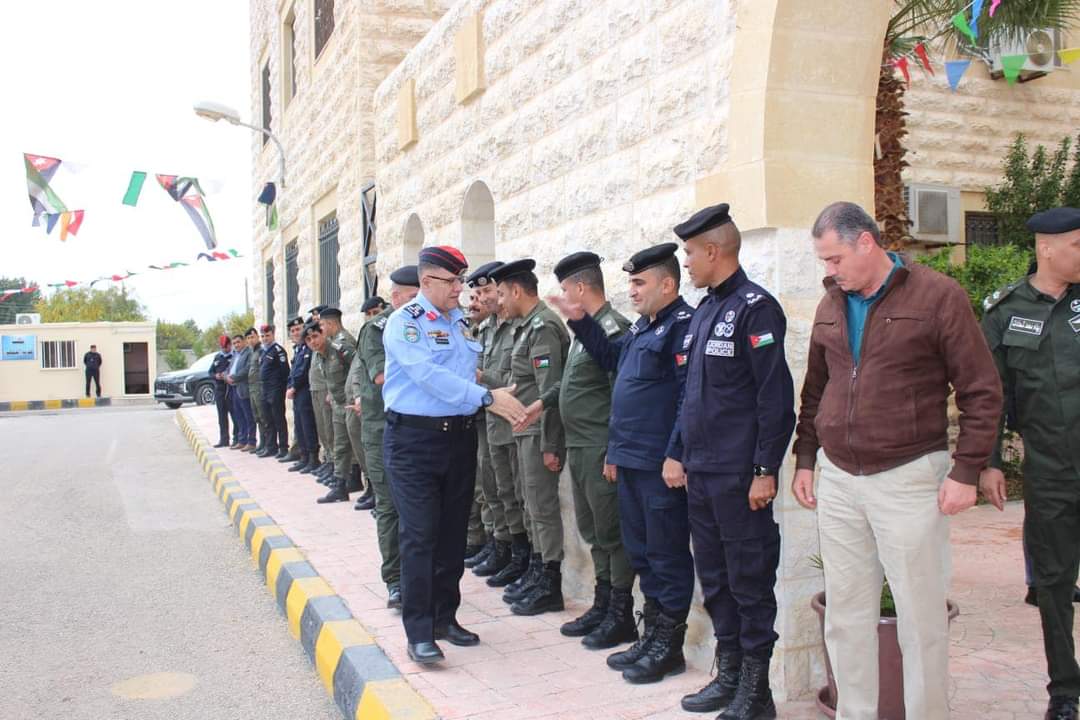 مساعدو مدير الامن العام وكبار القادة والمدراء في الميدان يشاركون مختلف الوحدات والتشكيلات اول ايام عيد الفطر
