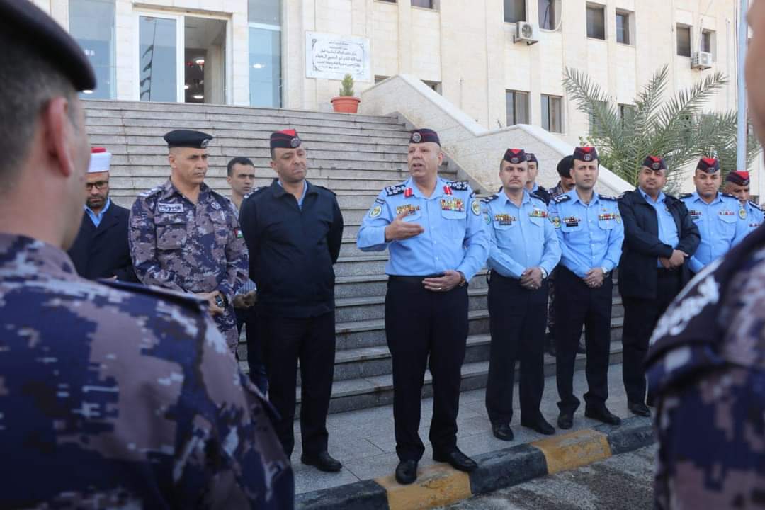 مساعدو مدير الامن العام وكبار القادة والمدراء في الميدان يشاركون مختلف الوحدات والتشكيلات اول ايام عيد الفطر