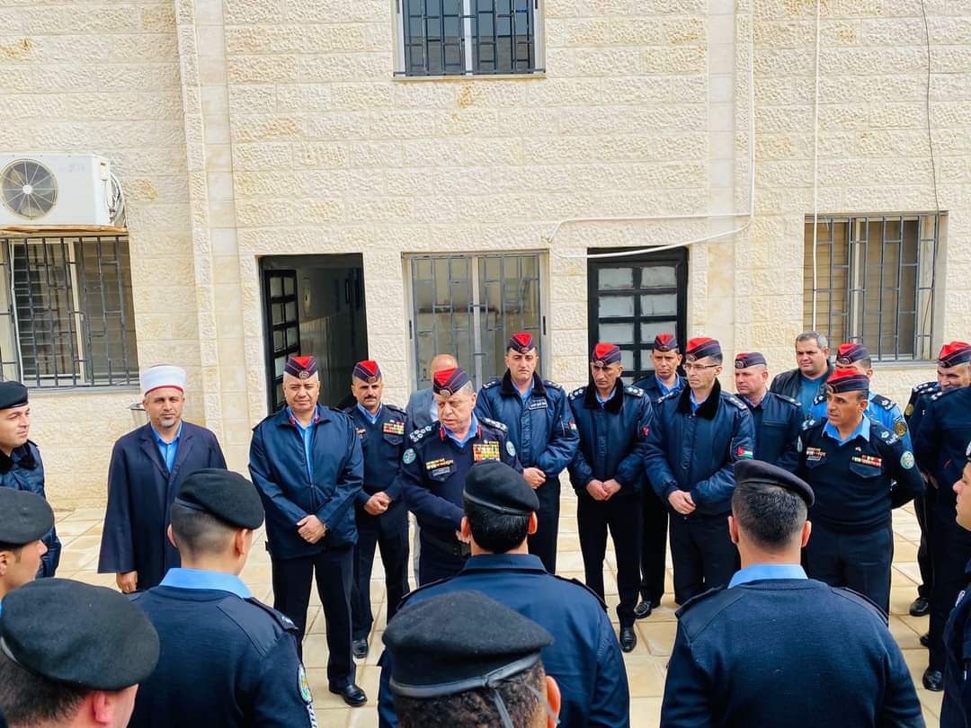 مساعدو مدير الامن العام وكبار القادة والمدراء في الميدان يشاركون مختلف الوحدات والتشكيلات اول ايام عيد الفطر