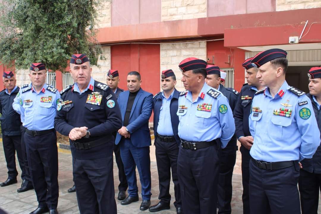 مساعدو مدير الامن العام وكبار القادة والمدراء في الميدان يشاركون مختلف الوحدات والتشكيلات اول ايام عيد الفطر