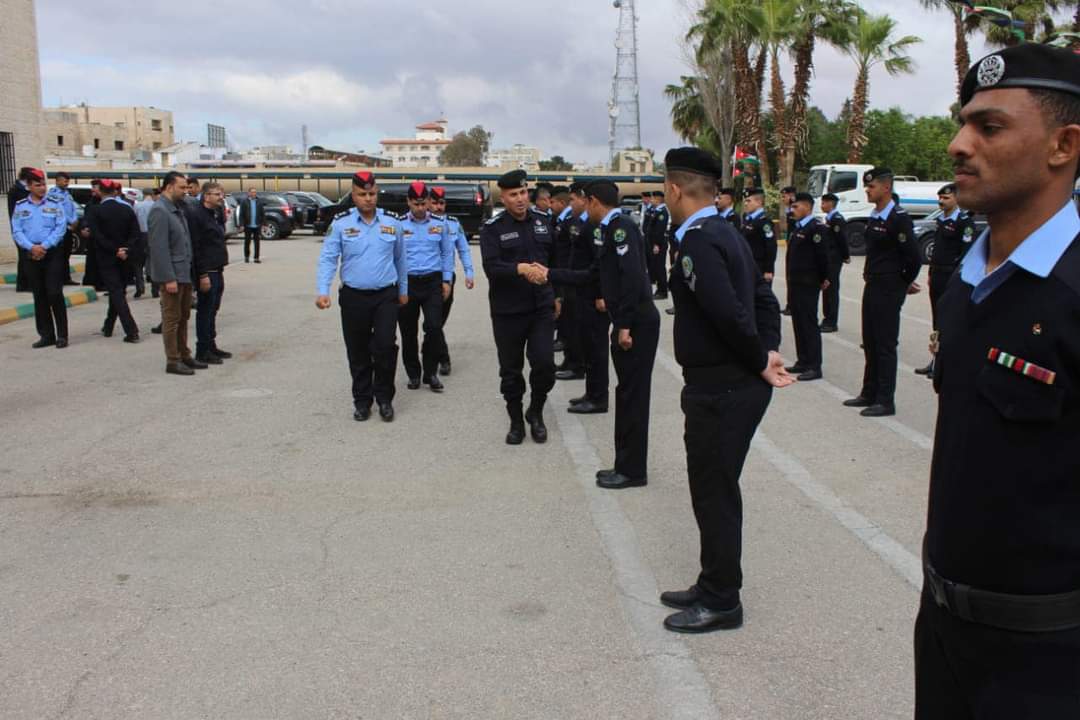 مساعدو مدير الامن العام وكبار القادة والمدراء في الميدان يشاركون مختلف الوحدات والتشكيلات اول ايام عيد الفطر