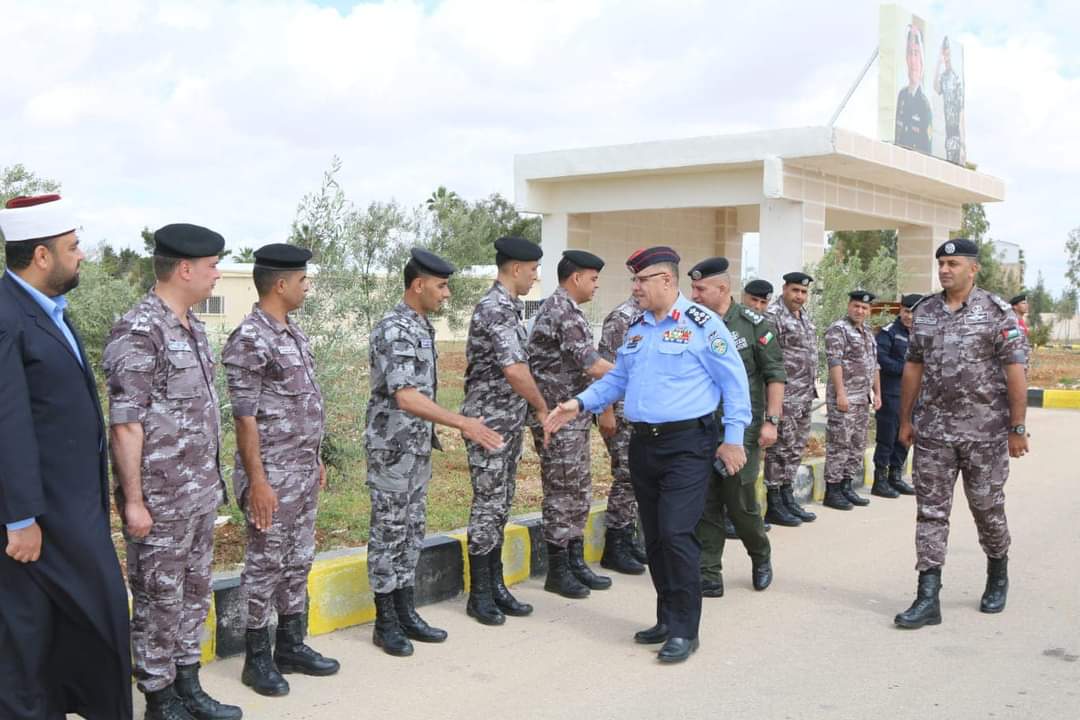 مساعدو مدير الامن العام وكبار القادة والمدراء في الميدان يشاركون مختلف الوحدات والتشكيلات اول ايام عيد الفطر