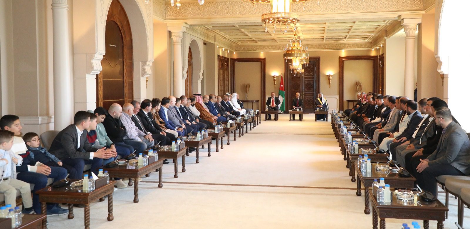 رئيس الديوان الملكي الهاشمي يلتقي وفدا من أبناء عشيرة الزعبي بلواء الرمثا