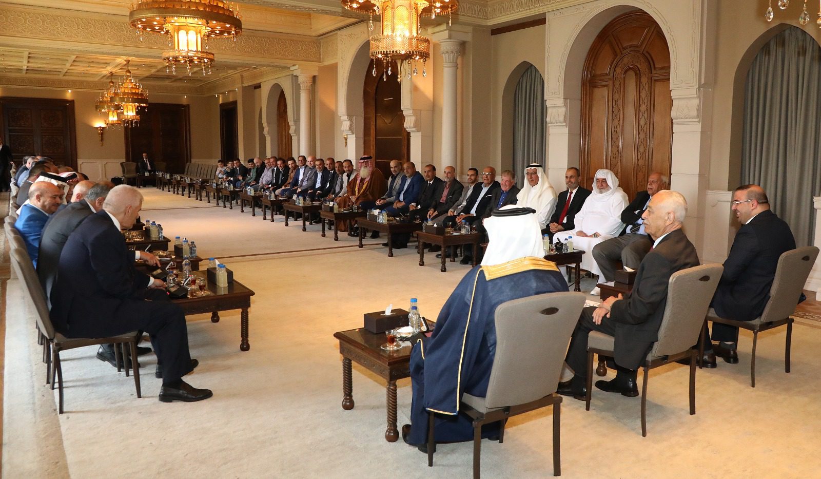 رئيس الديوان الملكي الهاشمي يلتقي وفدا من أبناء عشيرة الزعبي بلواء الرمثا